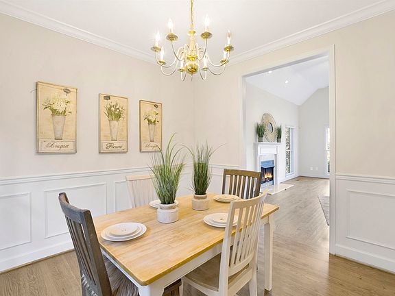 5th image of 246 Woodbury Dr