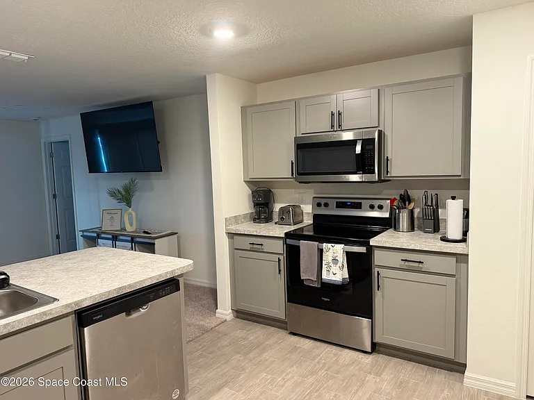 593 Haleybury St SW — Photo 6