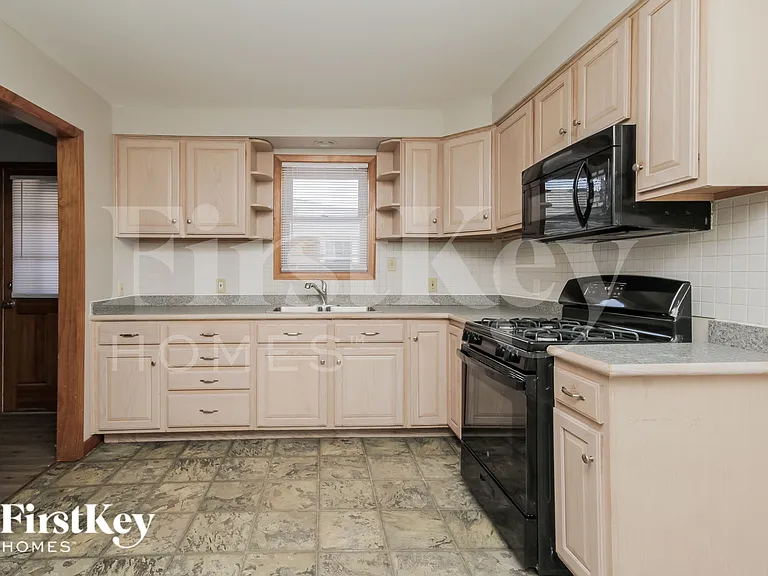 422 Granville Ave — Photo 6
