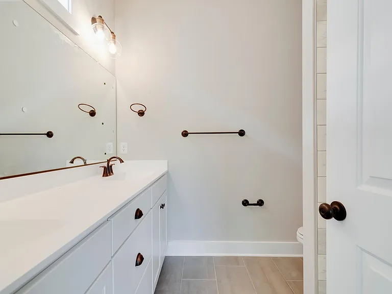 Master en suite bath with walk-in shower