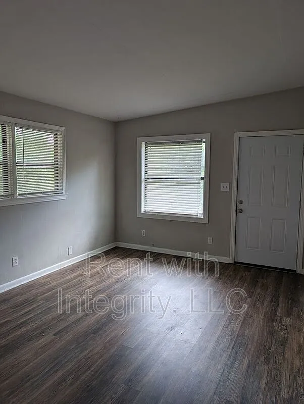 3 bed, 1.0 bath, 912 sqft, $1,250 — Photo 3