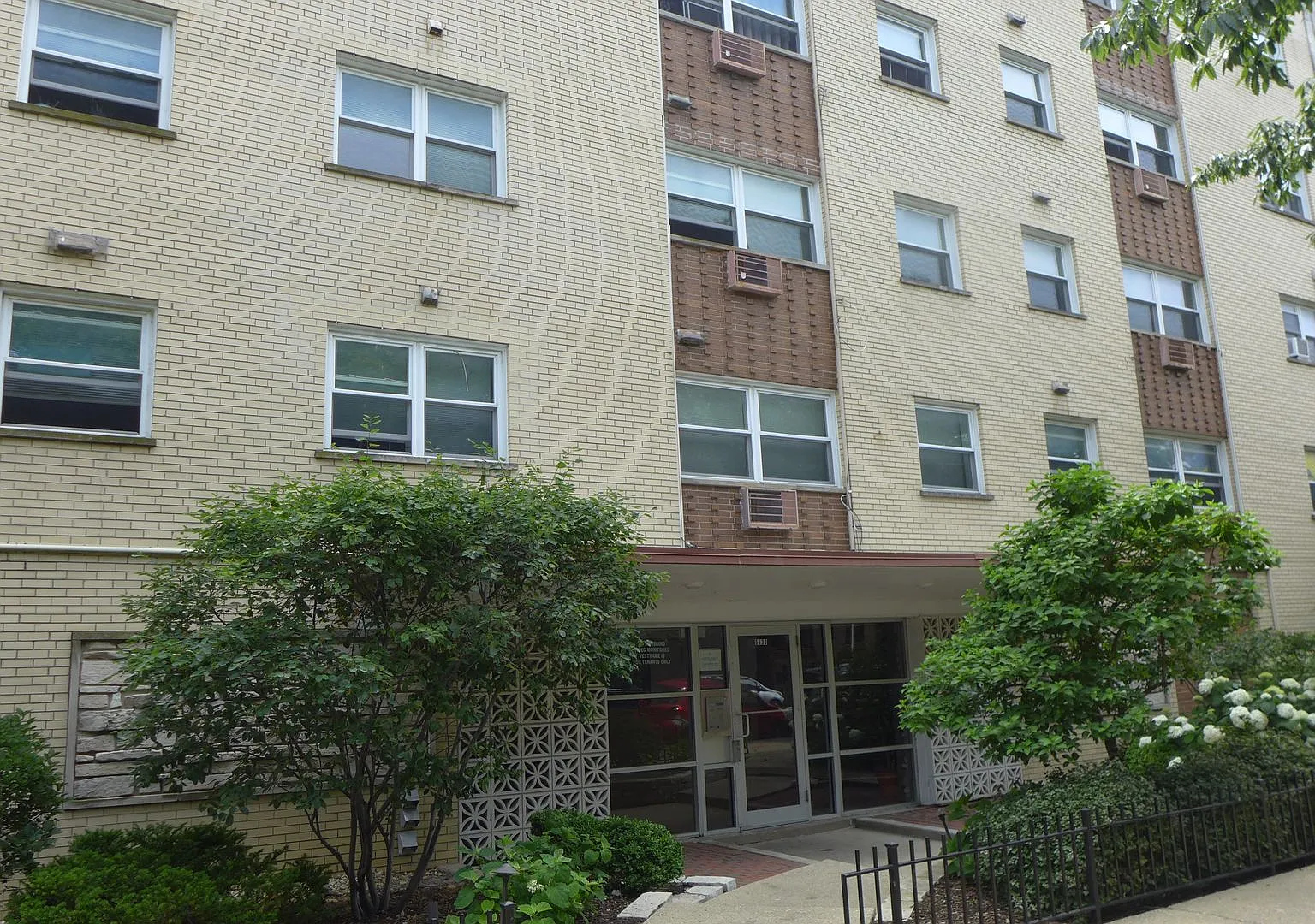 Winthrop Suites Apartments — Photo 1