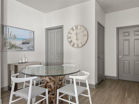 Parkside at the Beach - Dining Area