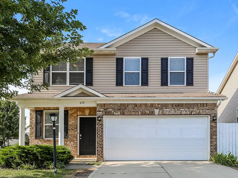 672 Cloverfield Ln — Photo 1