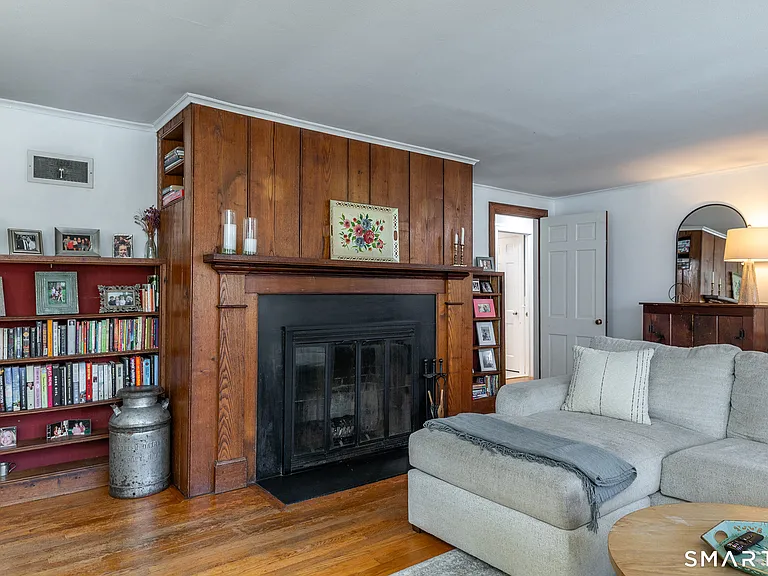 255 Woodbury Rd — Photo 4