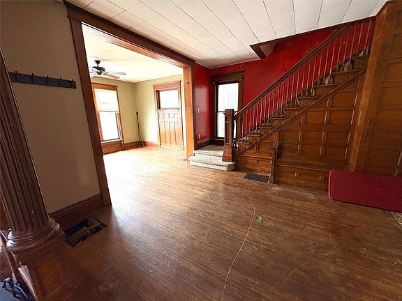 4th image of 912 W 9th St