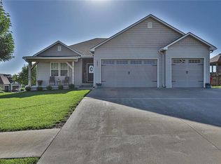 1001 SW Whitetail Dr, Oak Grove, MO 64075