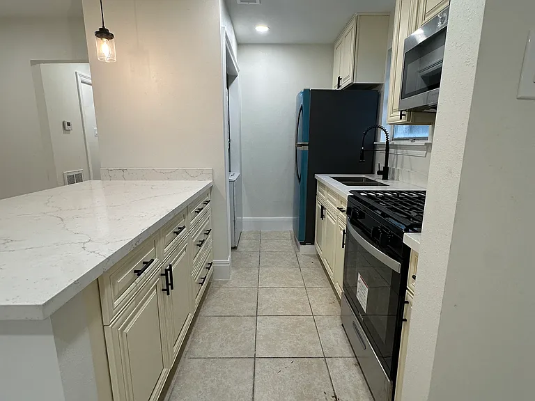 2723 Longwood Dr — Photo 4