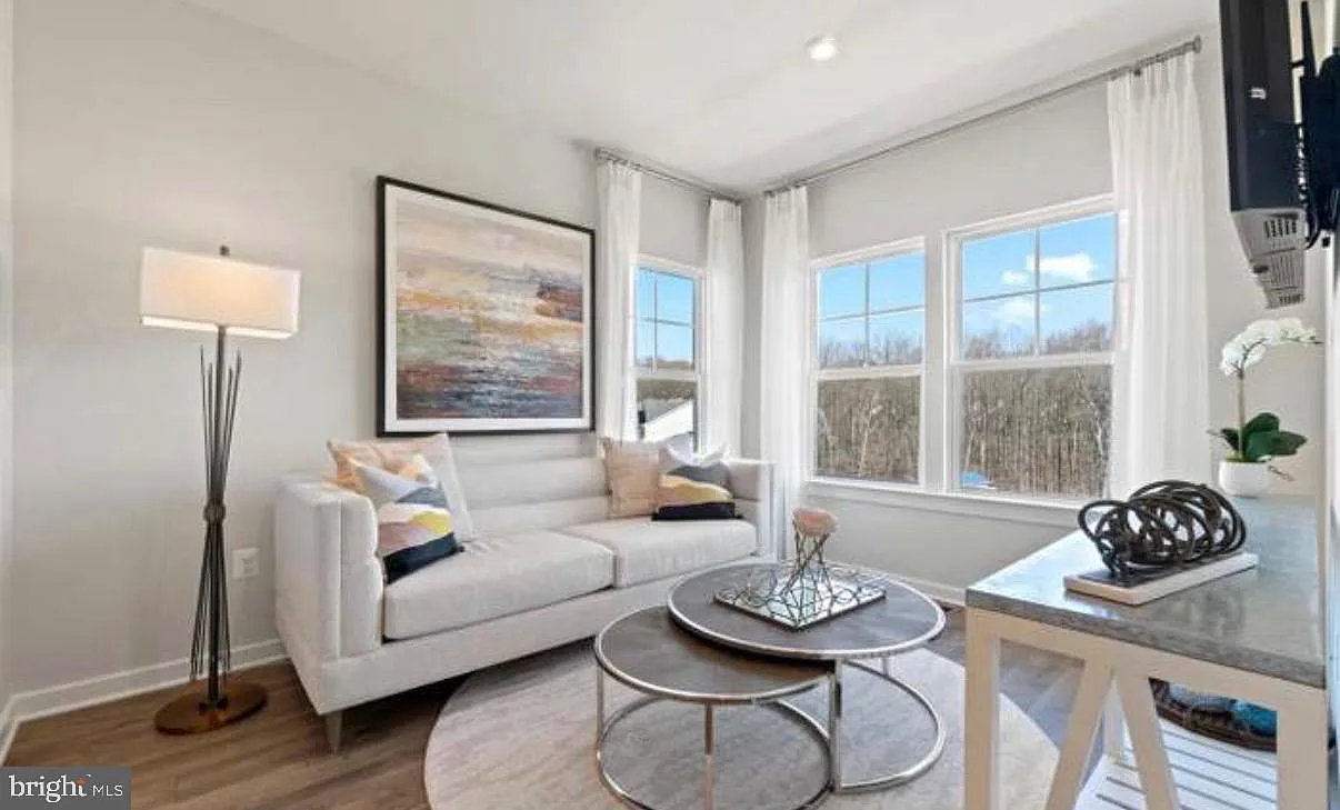 4 bed, 4.5 bath, 3130 sqft, $3,550 — Photo 3