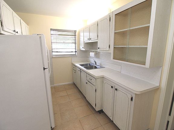 4th image of 220 Lucerne Ave APT 5