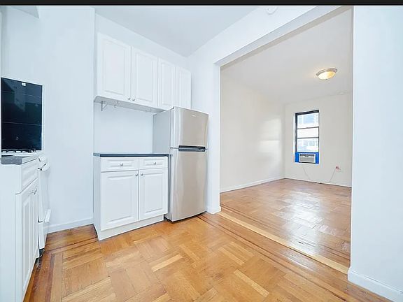 4th image of 223 E 58th St APT 3B