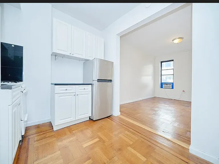 223 E 58th St #3B — Photo 4