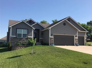 2623 E Stone Creek Ave, Tonganoxie, KS 66086
