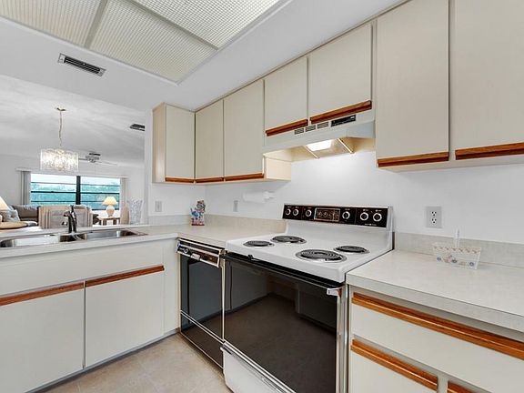 4th image of 1801 Indian River Blvd Unit 6