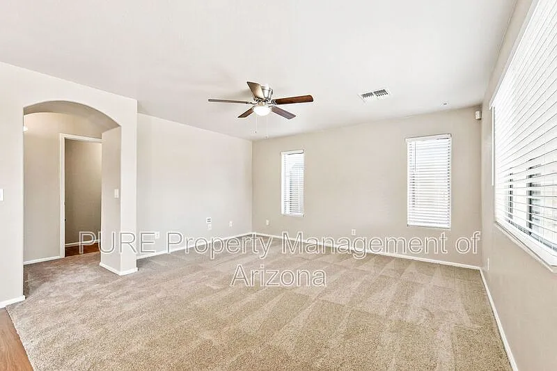 4 bed, 2.5 bath, 2245 sqft, $1,995 — Photo 4