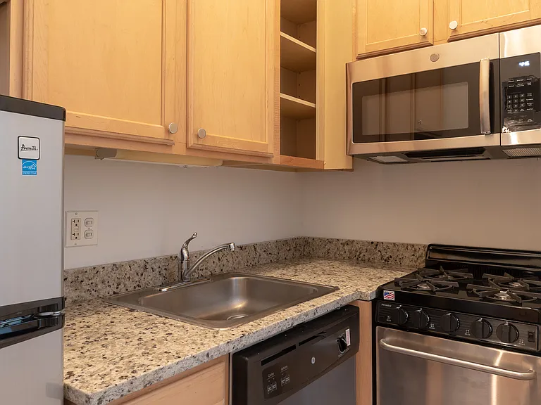 2828 N. Pine Grove — Photo 21