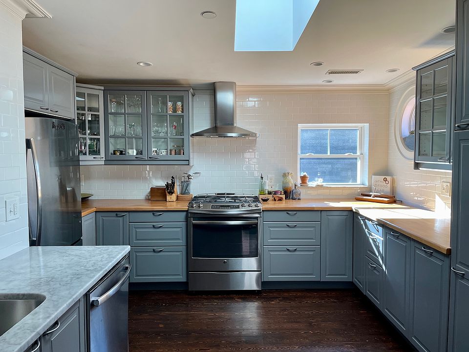 Chef's Kitchen (dishwasher, garbage disposal, skylight)