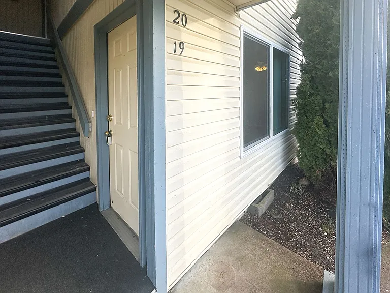 Apartment in West Salem near banks, shopping areas, bus lines, and downtown! ~ Colonial — Photo 18