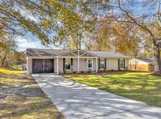 4 Oak Hollow Ct, Greenville, SC 29607