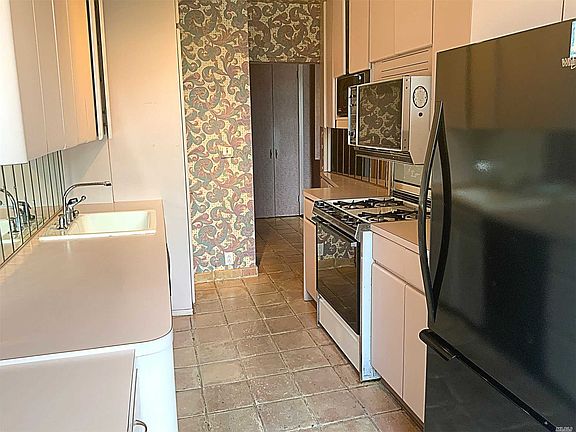 4th image of 26910 Grand Central Pkwy APT 2E