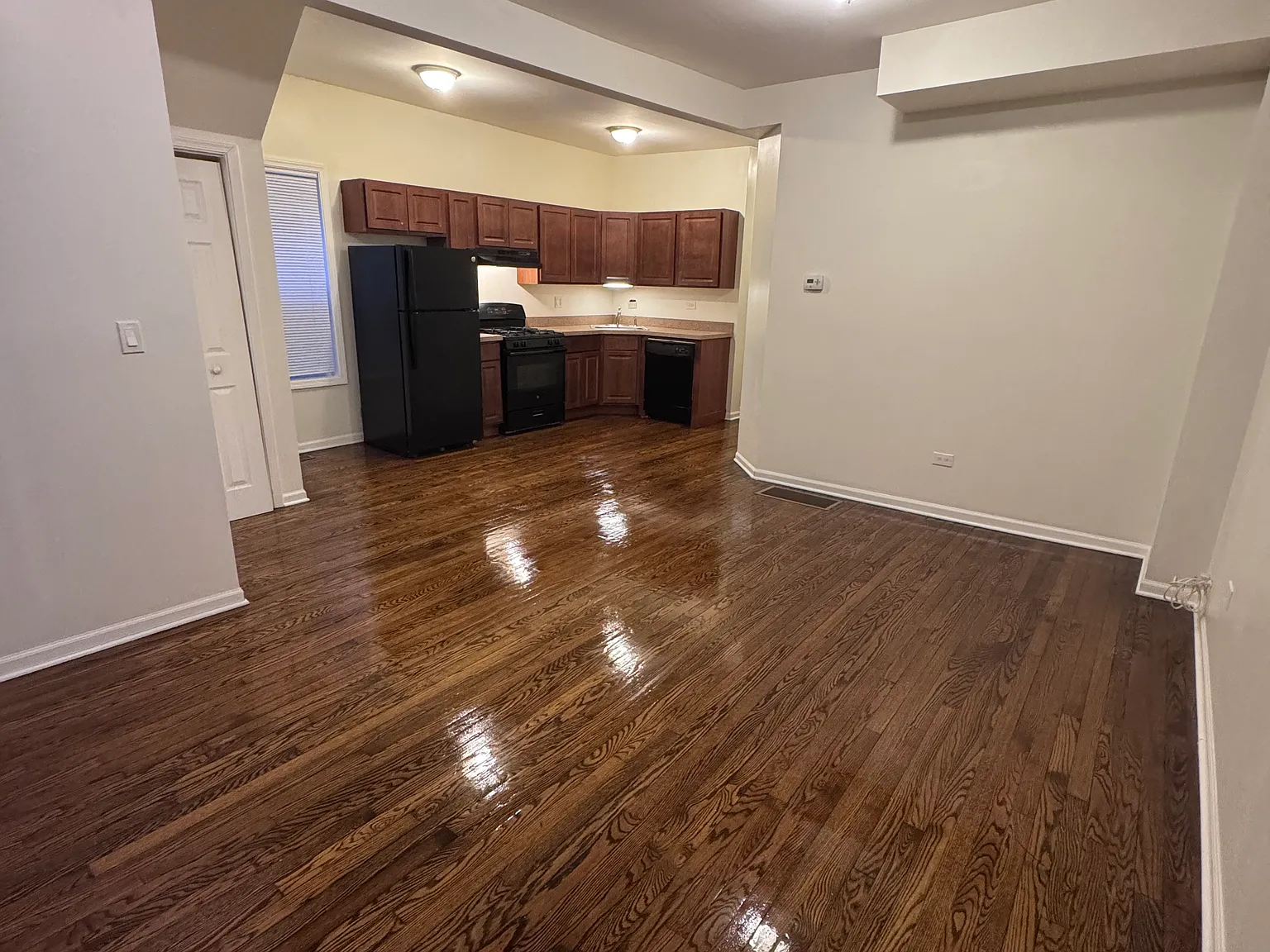 2 bed, 880 sqft, $1,600 — Photo 2