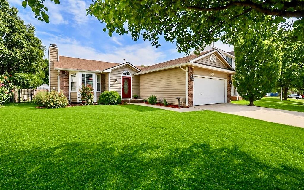 9415 E Carson St - Property Image
