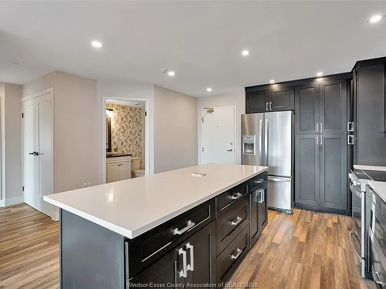 75 Riverside Dr E #1902 — Photo 8