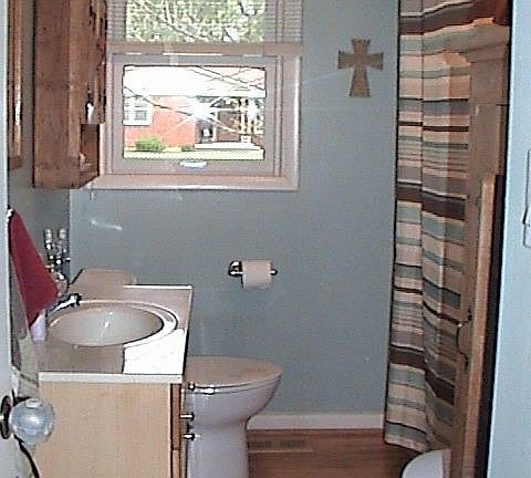 Updated bath w/new flooring