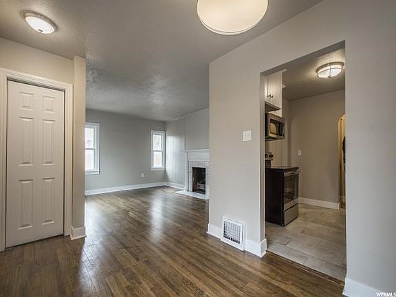 3rd image of 3040 S Crescent Dr