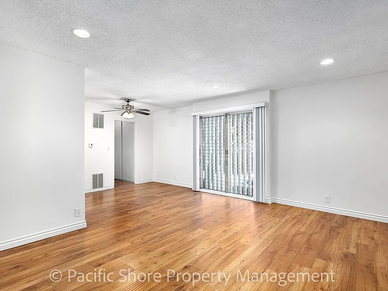 868 West Knoll Apartments — Photo 2