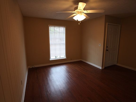 3rd image of 912 E Magnolia Ave