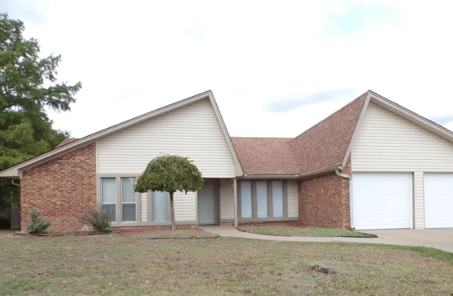 Large bedrooms, located on West side of town — Photo 1