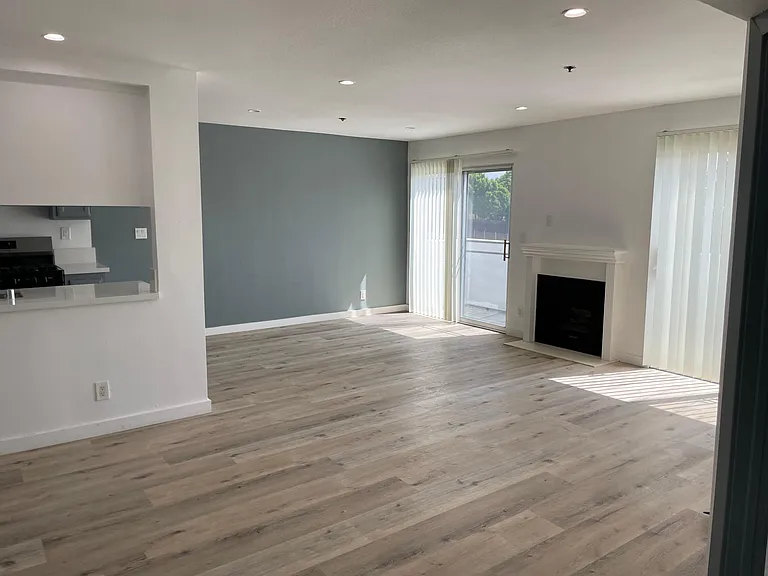 Chateau Canoga Apartments — Photo 10