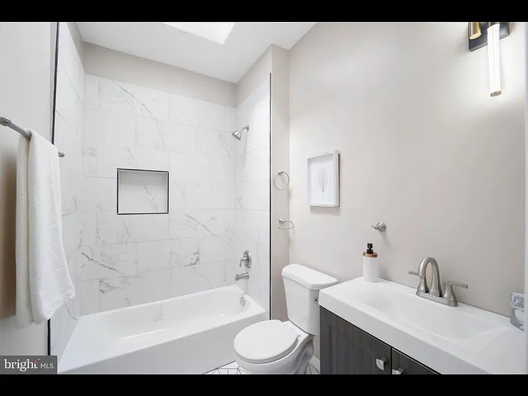 2402 Presbury St — Photo 5