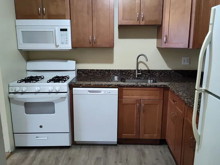 Windsor House Apartments — Photo 28