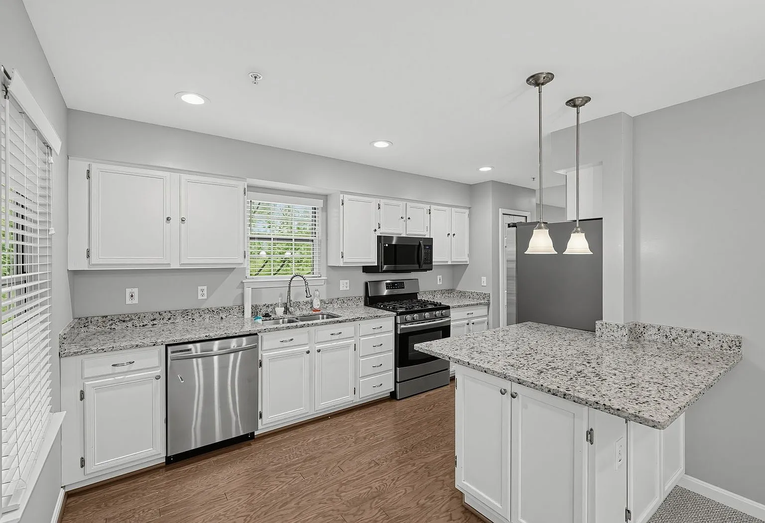 3 bed, 3.0 bath, 1750 sqft, $2,800 — Photo 2