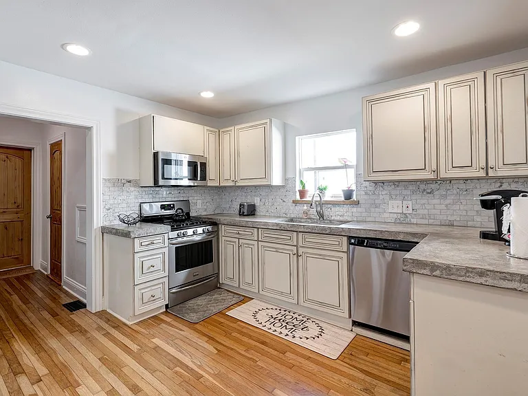 1811 Marshall St — Photo 7