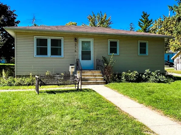 316 N 9th St, Forest City, IA 50436