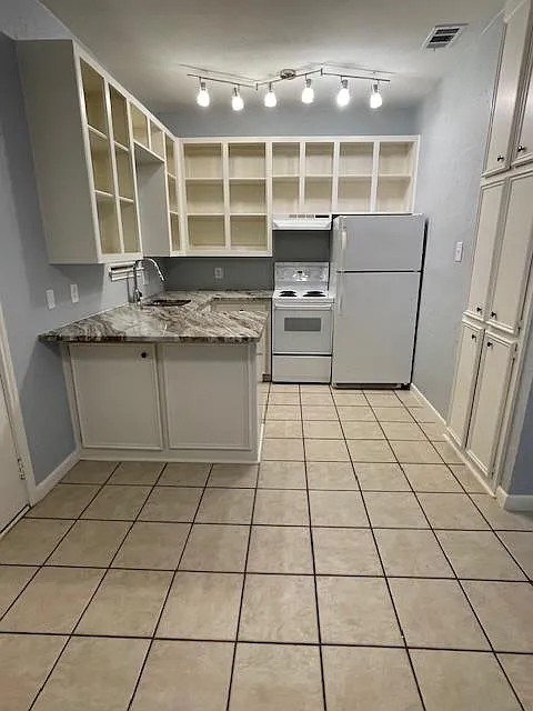1 bed, 1.0 bath, 406 sqft, $1,200 — Photo 2
