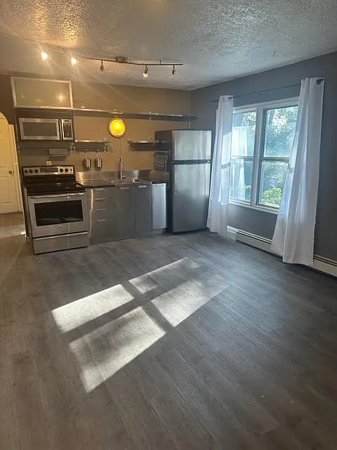 2 bed, 700 sqft, $1,595 — Photo 1