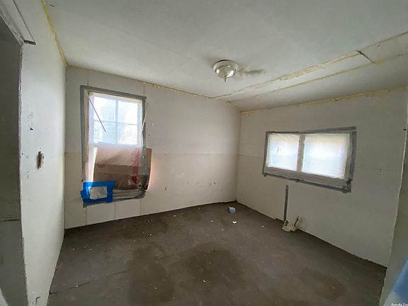 3rd image of 305 N Panther Ave