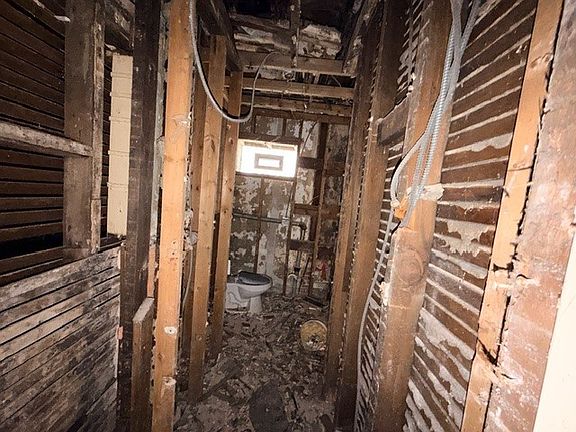 5th image of 10522 S Maryland Ave