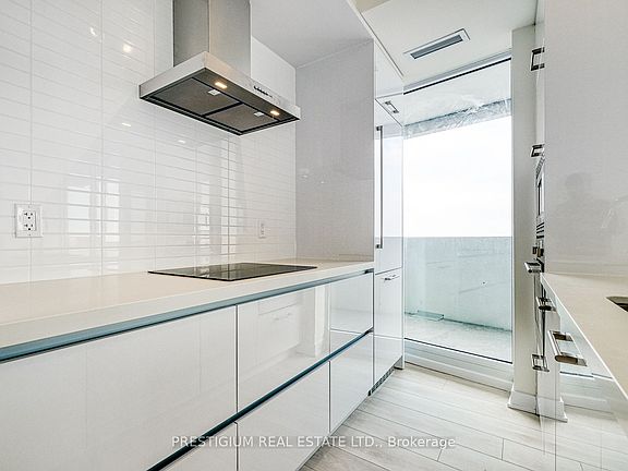 4th image of 2221 Yonge St #4809