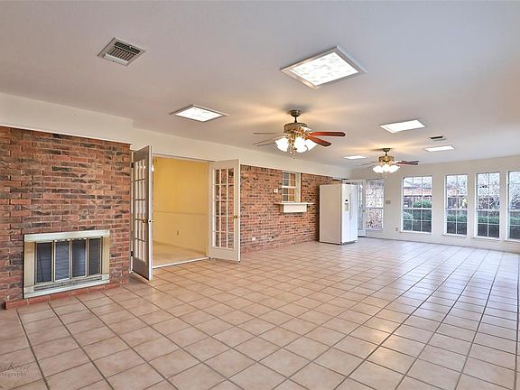 3rd image of 2033 Greenbriar Dr