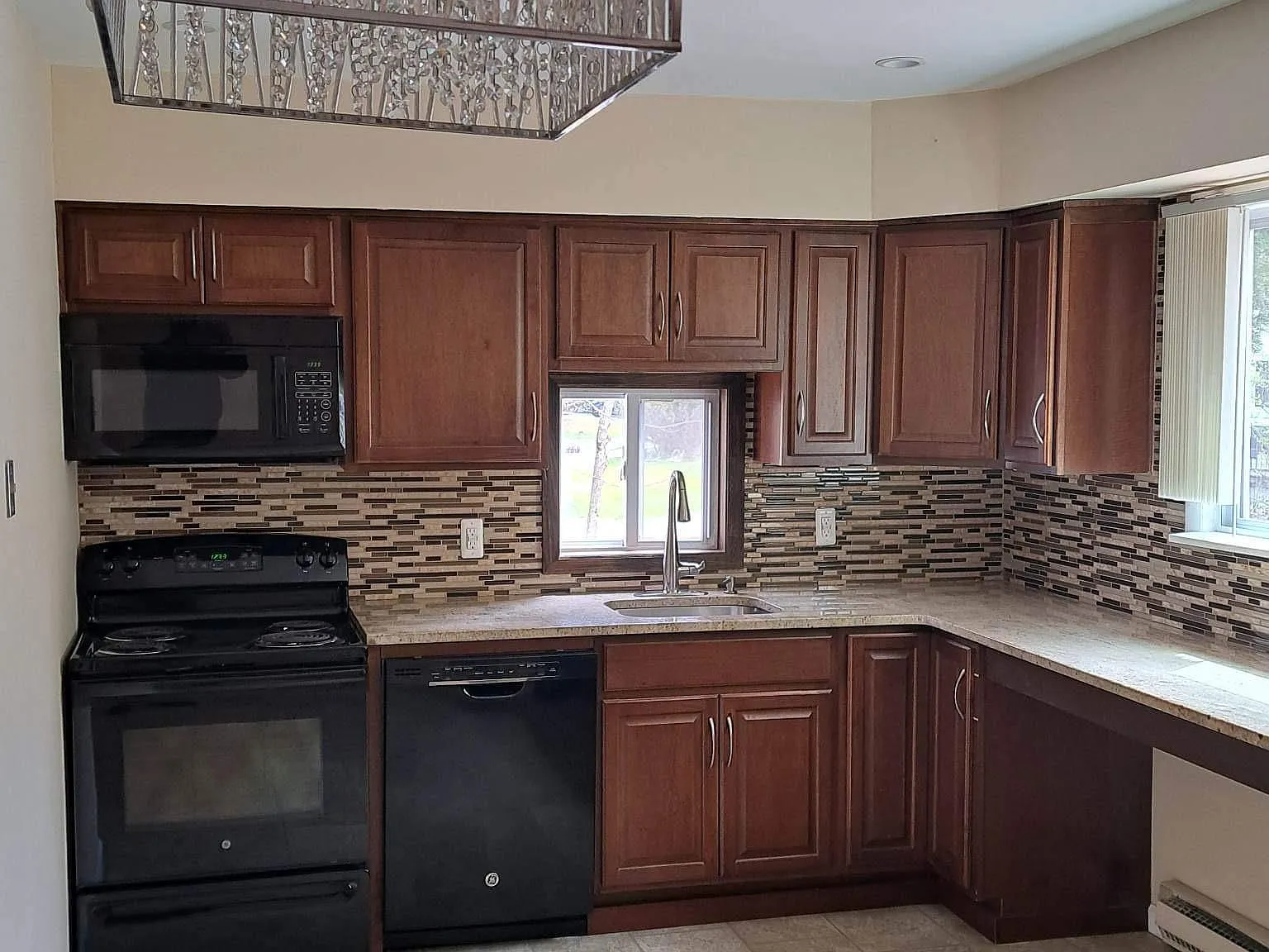 3 bed, 1152 sqft, $2,200 — Photo 2
