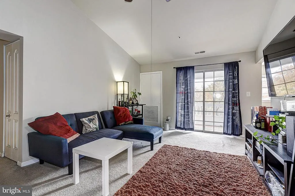 3 bed, 1157 sqft, $2,100 — Photo 4