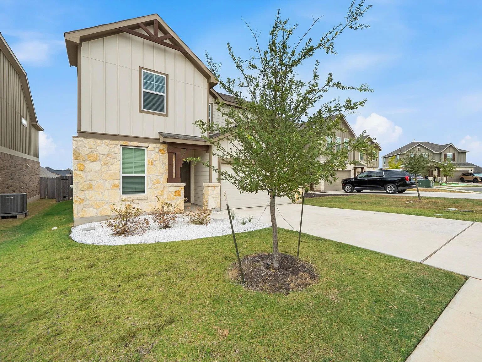 3 bed, 2.5 bath, 2081 sqft, $2,300 — Photo 3