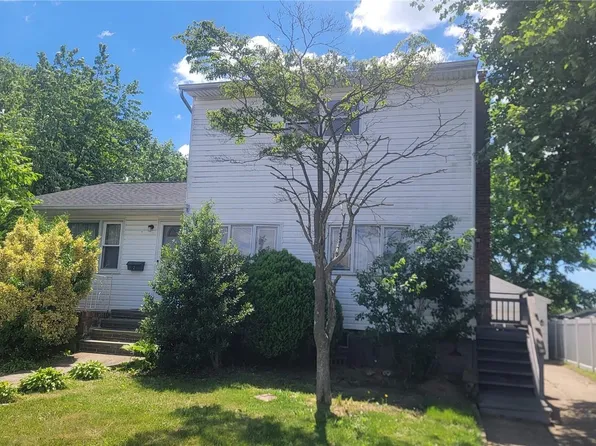 125 W Alhambra Avenue, Lindenhurst, NY 11757