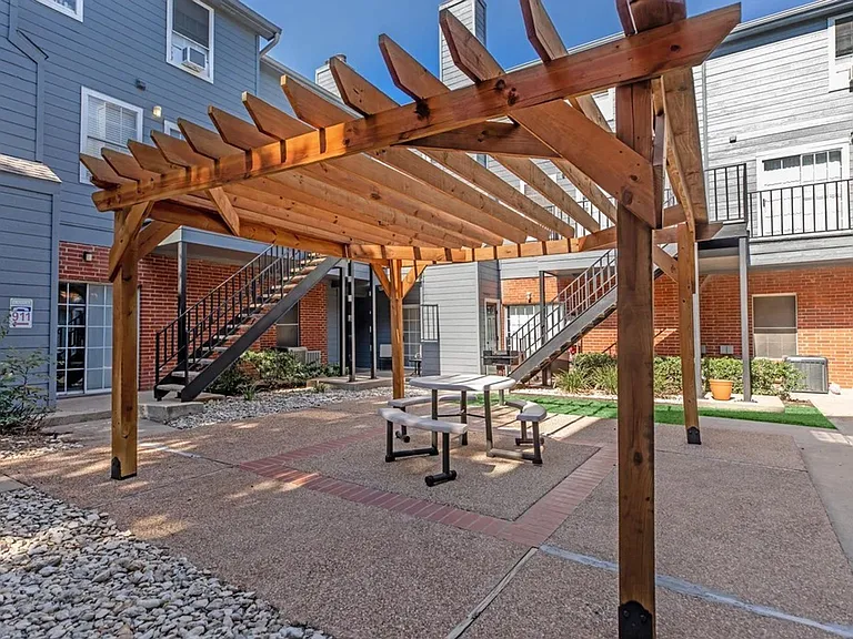 600 Bagby Ave — Photo 5
