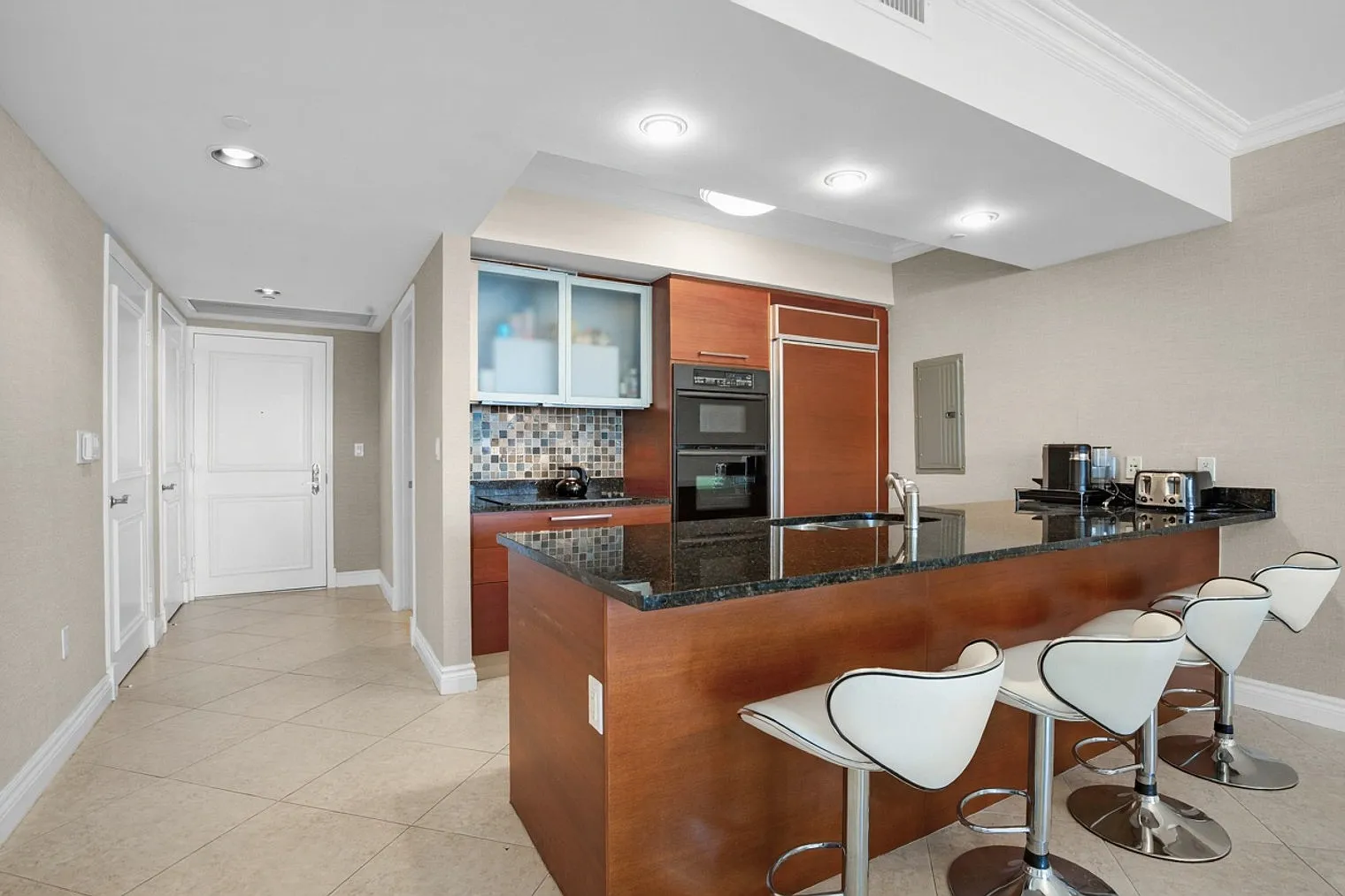 3 bed, 3.0 bath, 1991 sqft, $5,823 — Photo 4